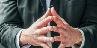 Cómo proyectar más liderazgo con tu cuerpo (Incluye imágenes) Cómo proyectar más liderazgo