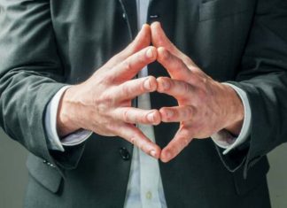 Cómo proyectar más liderazgo con tu cuerpo (Incluye imágenes) Cómo proyectar más liderazgo