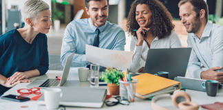 Marketing basado en la personalidad: guía práctica Equipo de marketing analiza datos de clientes durante una reunión