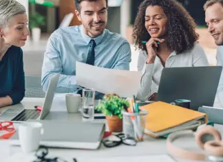 Marketing basado en la personalidad: guía práctica Equipo de marketing analiza datos de clientes durante una reunión